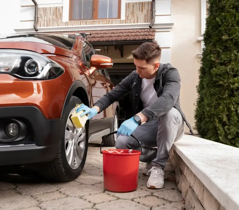 Lavage auto à domicile Fontenay-lès-Briis : professionnel intervenant sur un véhicule